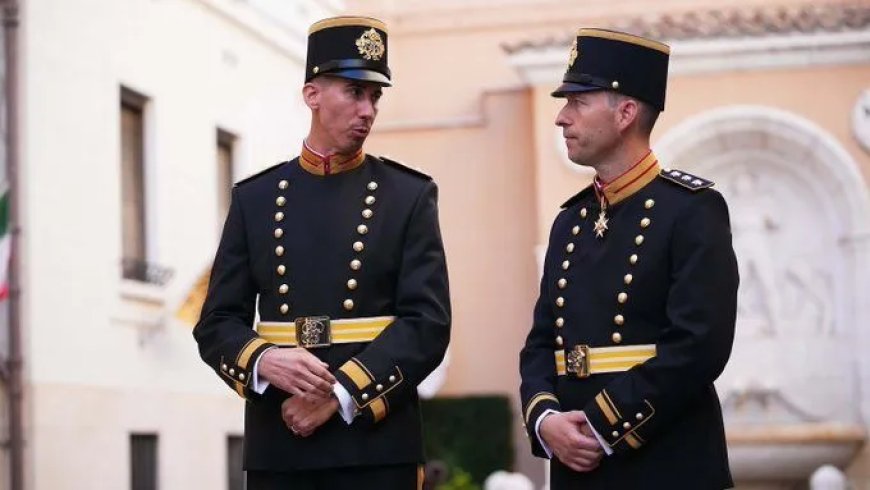 Zwitserse Garde presenteert nieuw uniform buiten Vaticaan