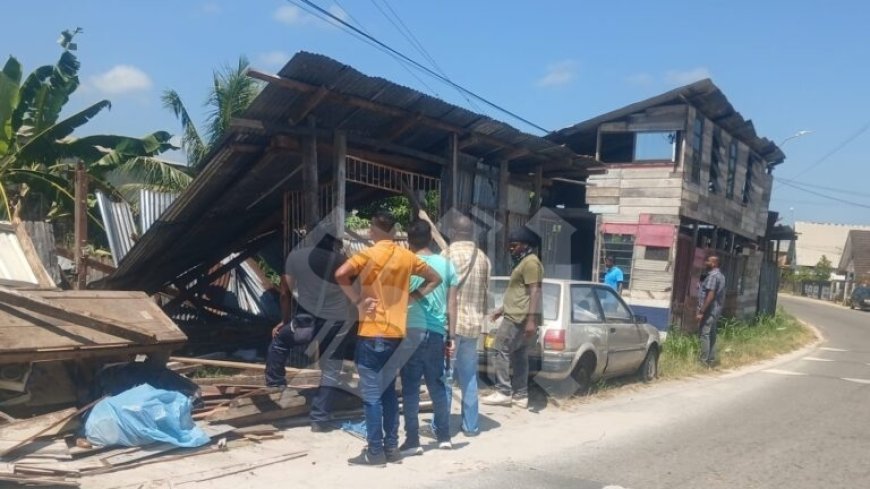 Bouwpolitie breekt illegaal bouwsel op berm af
