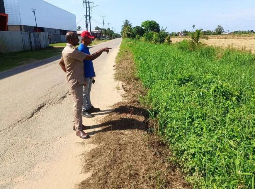 Gevaarlijke wegverzakkingen in Nickerie die groot risico vormen voor weggebruikers aangepakt
