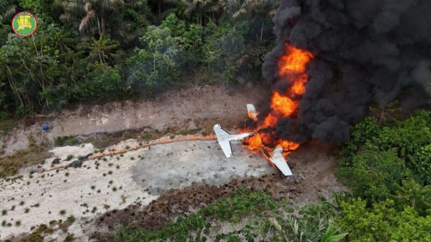 OM vernietigt vermoedelijke drugsvliegtuigen in Marowijne