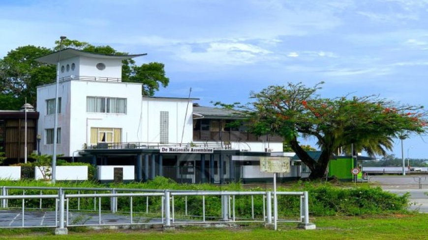 Economisch kruispunt voor Suriname: de erfenis van roekeloos lenen en de noodzaak van verantw