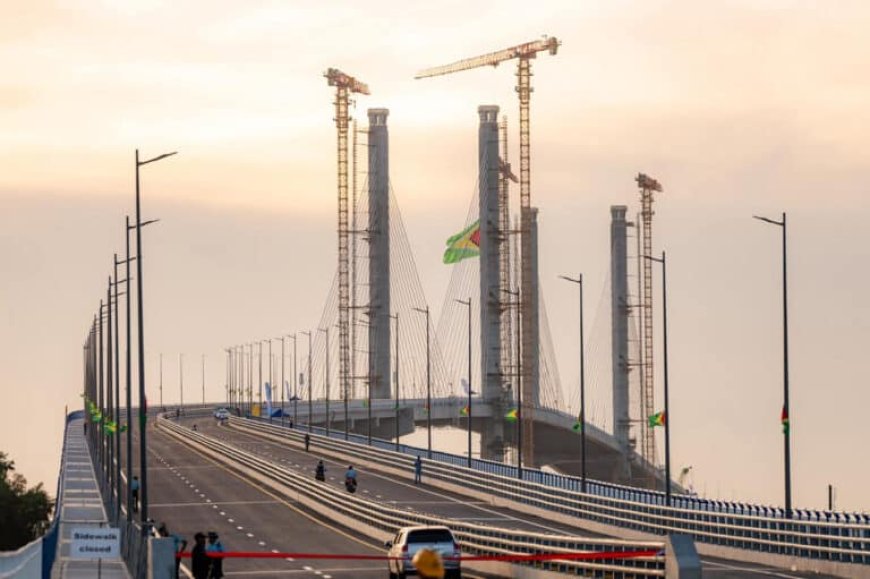Guyanese president opent nieuwe Demerara River Bridge