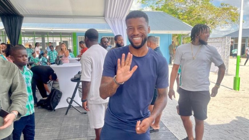 Georginio Wijnaldum maakt leerkrachten en leerlingen OS Flora blij met make-over