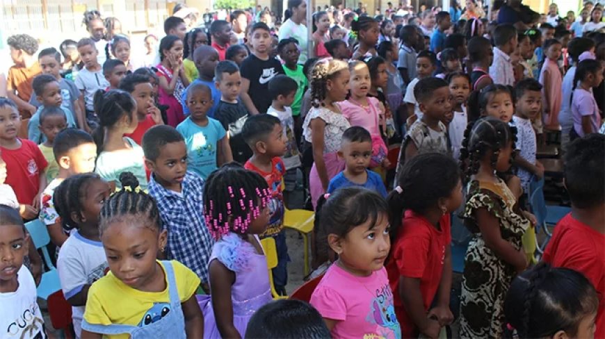 Regering eert O.S. Maretraite voor 65 jaar vorming van de jeugd