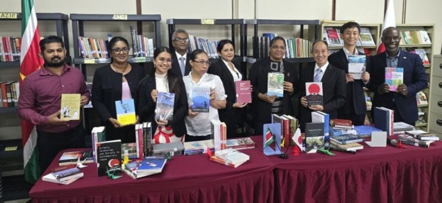 Japan schenkt ongeveer tweehonderd boeken aan Suriname Diplomaten Instituut