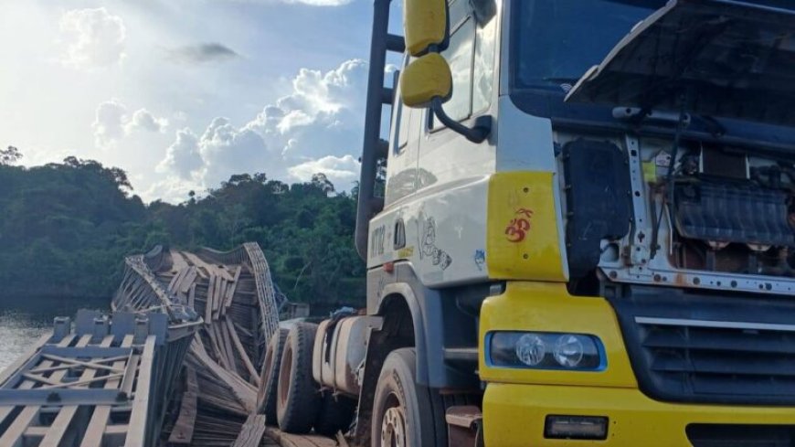 Brug over Coppenamerivier te Witagron ingestort