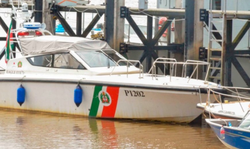 Boot met negen opvarenden gekapseisd op de Corantijnrivier; geen gewonden