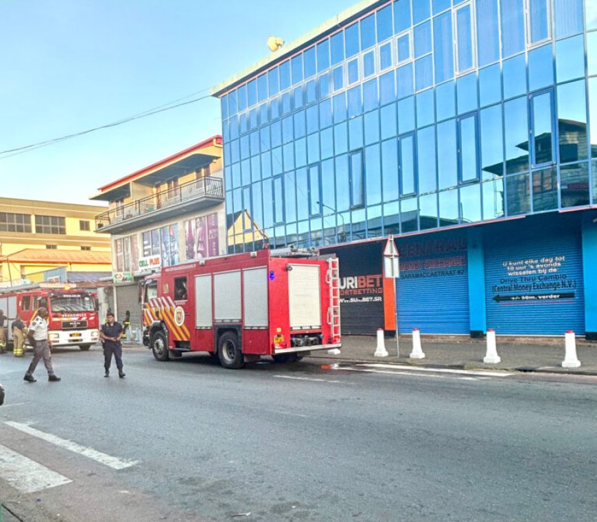 Brand bij gebouw Suribet aan Saramaccastraat snel onder controle