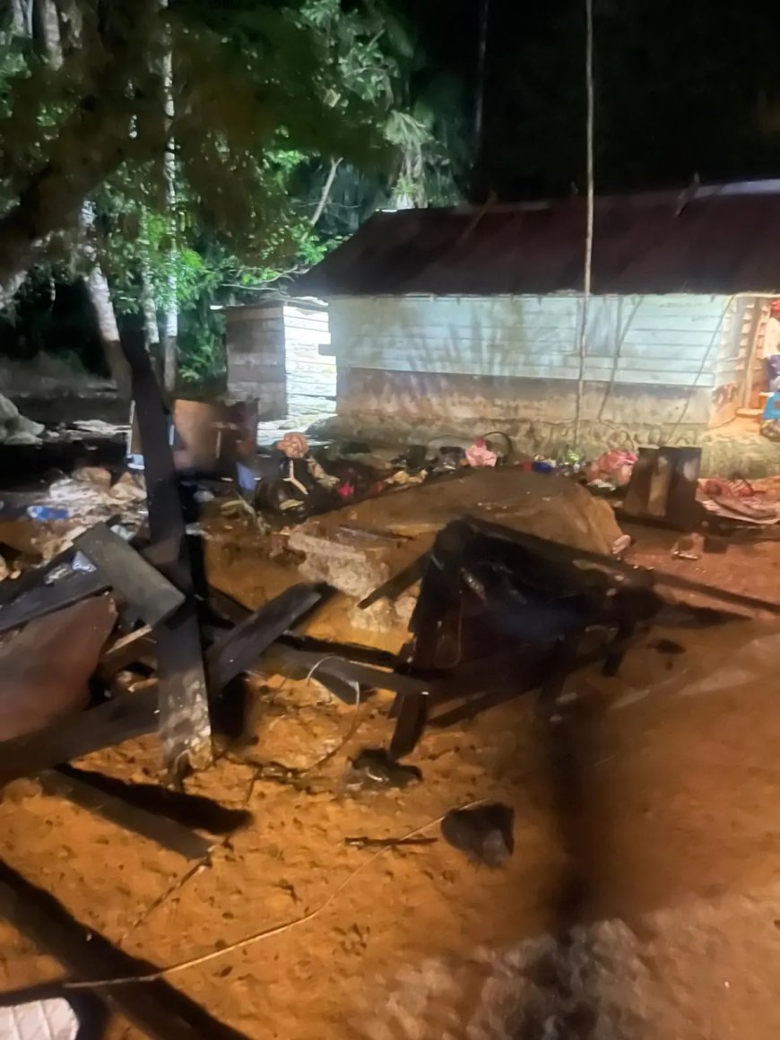 Houten woning in de as gelegd te  Balingsula