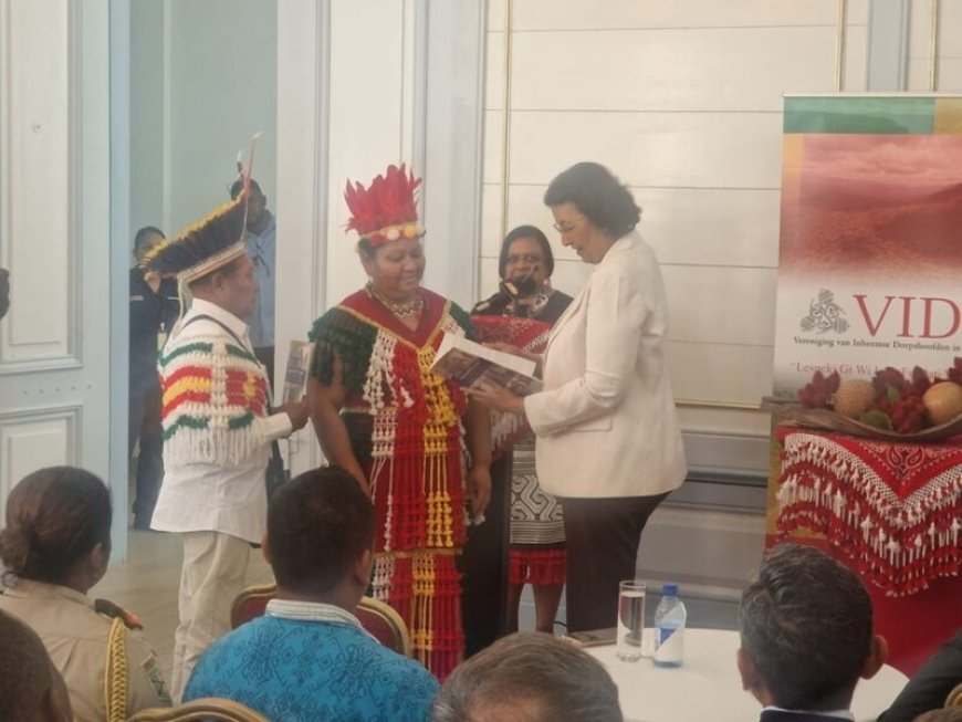 Vids overhandigt nationaal FPIC-protocol inheemsen aan Geerlings-Simons en Adhin