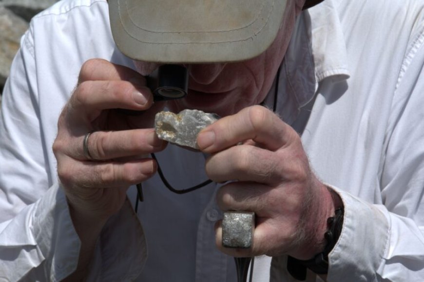 Geologisch team onderzoekt graniet en mogelijk lithium in Mapane en Phedra