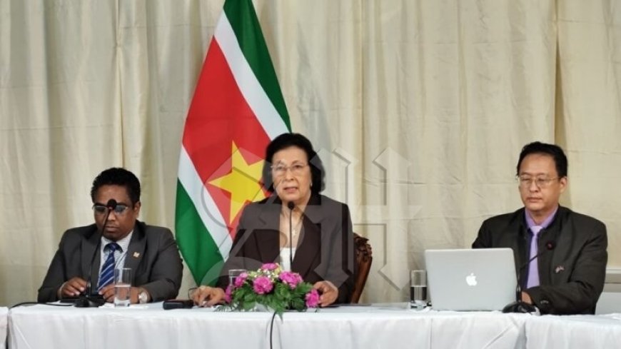 President Simons over aanhouding zoon Santokhi: “We onderzoeken of hij nog in dienst was van 