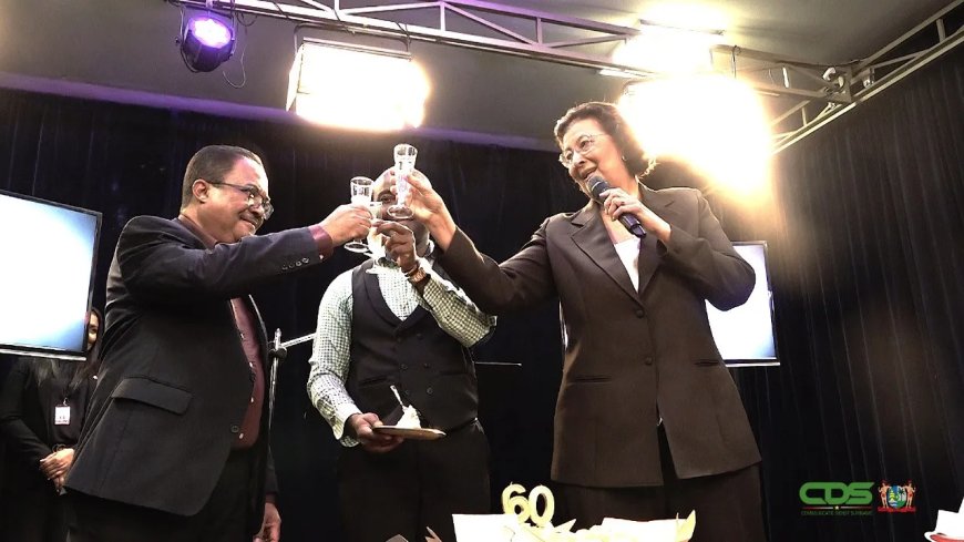 President en vicepresident bij viering 60 jaar STVS