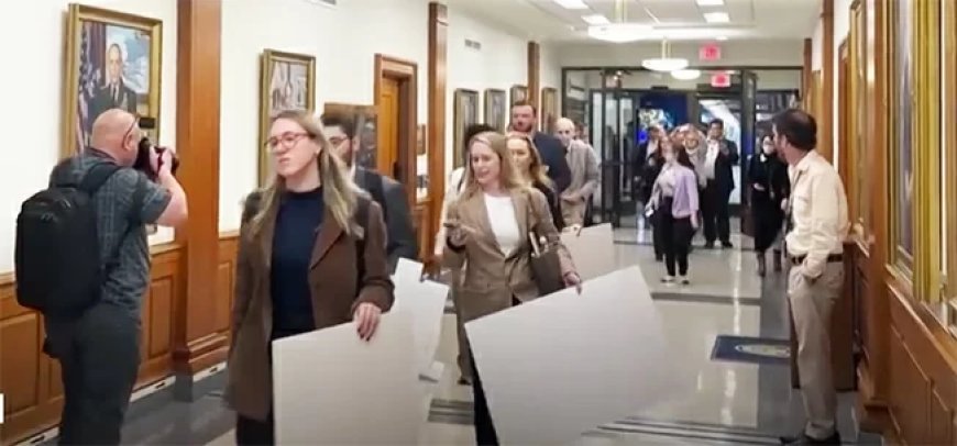 Pers blijft rapporteren, maar buiten de muren van Pentagon