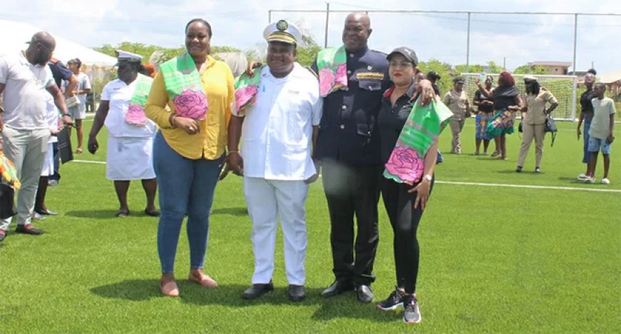 Nieuw kunstgrasveld in Albina moet jongeren perspectief en structuur bieden