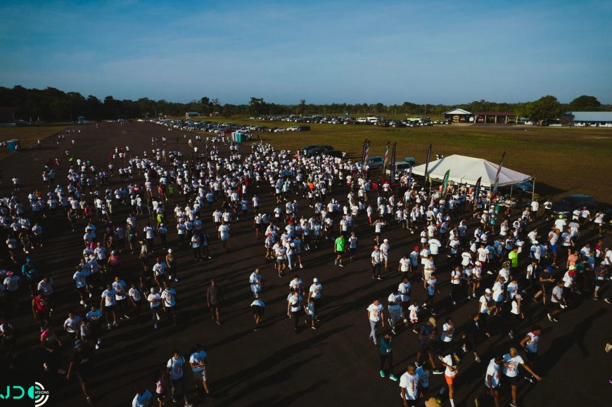 5KM AIRPORT RUNWAY WALK TREKT VELE DEELNEMERS
