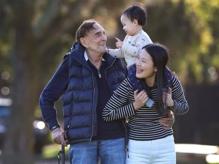 Opmerkelijk – Australiër vader op z’n 92ste: “Ik wil hem 21 jaar zien worden”