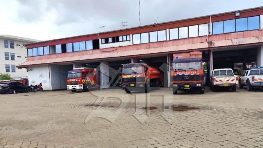 Brandweeractie loopt uit de hand: grasbrand aan Charlesburgweg veroorzaakt dikke rookwolk