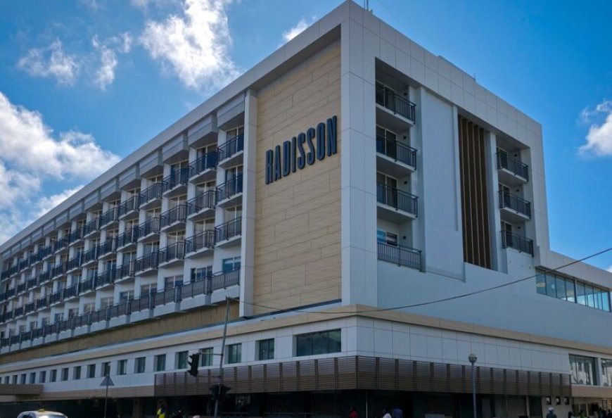 Wegomlegging door opening Radisson Hotel Paramaribo