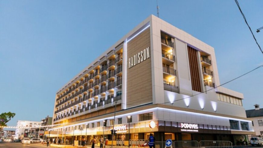 President Simons opent Radisson Hotel: nieuwe impuls voor toerismesector en binnenstad Parama