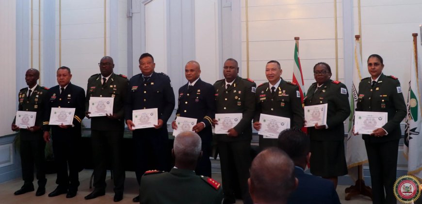 Negen officieren ronden hoogste militaire opleiding af