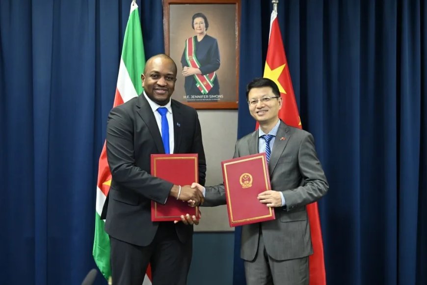 Suriname ontvangt zestien ambulances van China