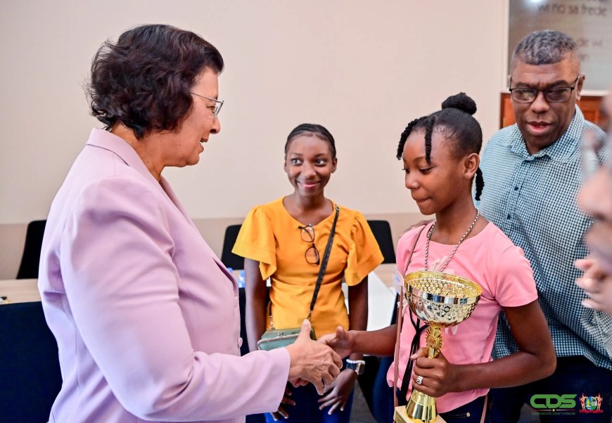Surinaamse damtalenten geëerd door president Simons