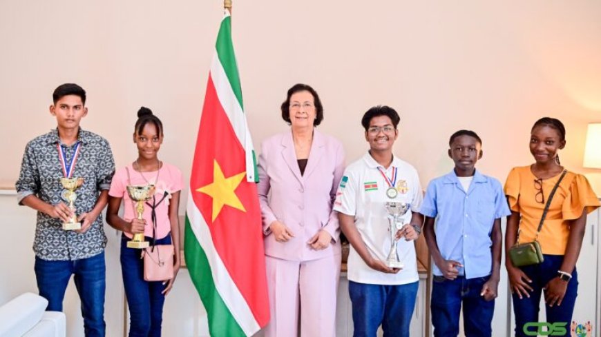 Simons prijst jonge damtalenten: “Blijf groeien, in sport én op school”