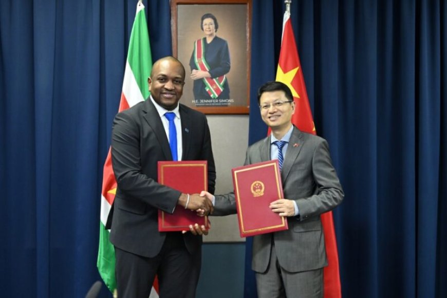 China doneert 16 ambulances aan Suriname