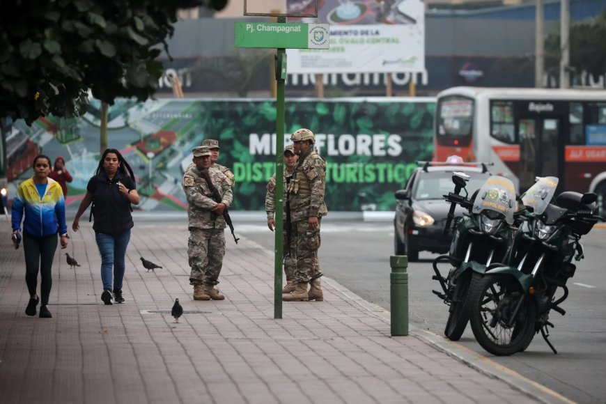 Militairen en politie patrouilleren in straten Peruaanse hoofdstad bij ingaan noodtoestand