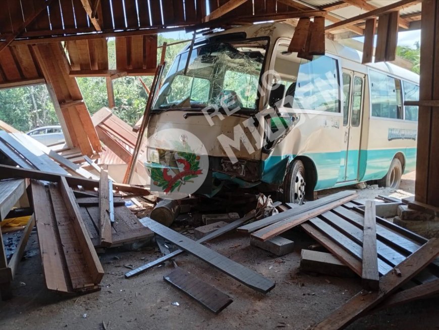 Chauffeur van personenbus krijgt blackout en rijdt woning binnen