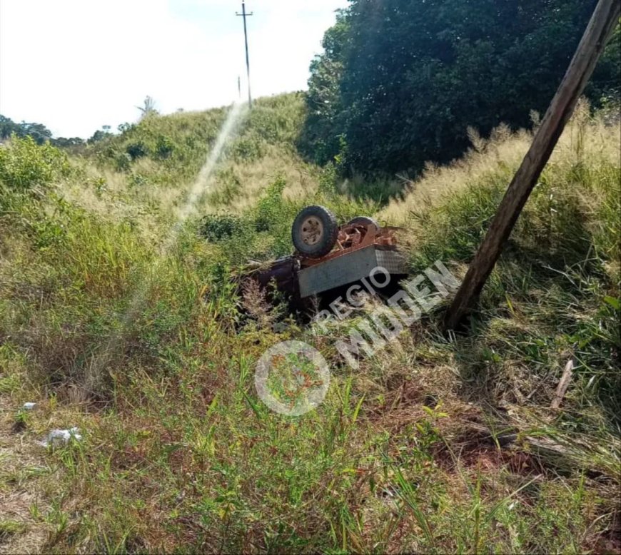 Automobilist verliest controle over besturing, ramt EBS-mast en belandt in trens