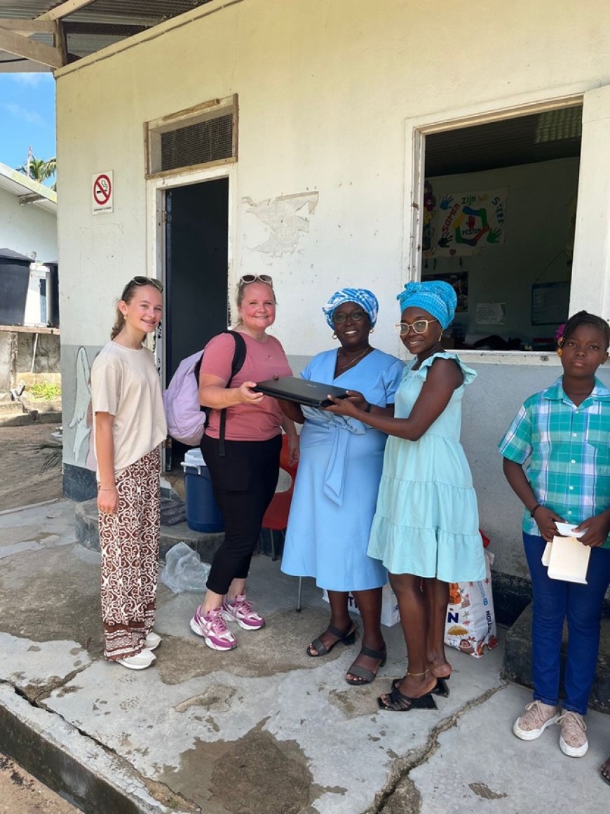 EBGS-school Abenaston krijgt schoolspullen van Hoop voor Suriname