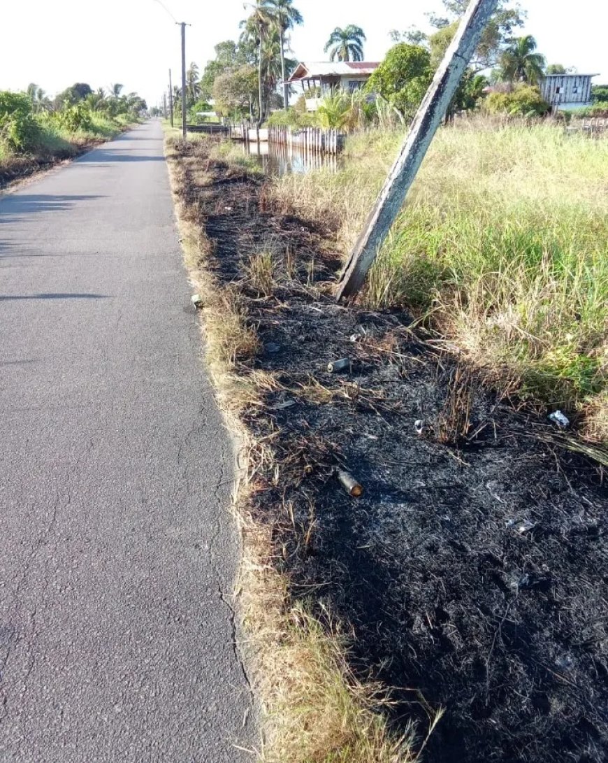 Gevaarlijke grasbrand aan Arnold Julenweg in Nickerie