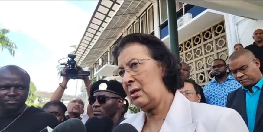 Bushouders en boothouders Nationaal Vervoersbedrijf barricaderen weg Kabinet President