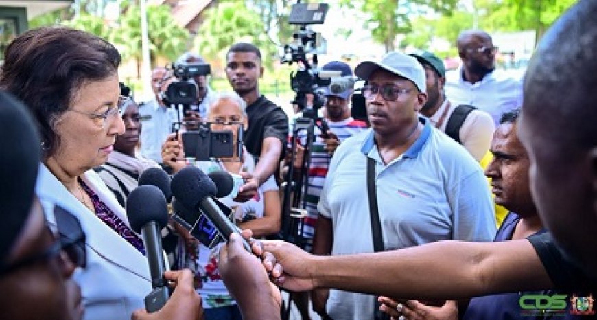 Simons belooft problemen bus- en boothouders te bekijken; achterstand is tientallen miljoenen