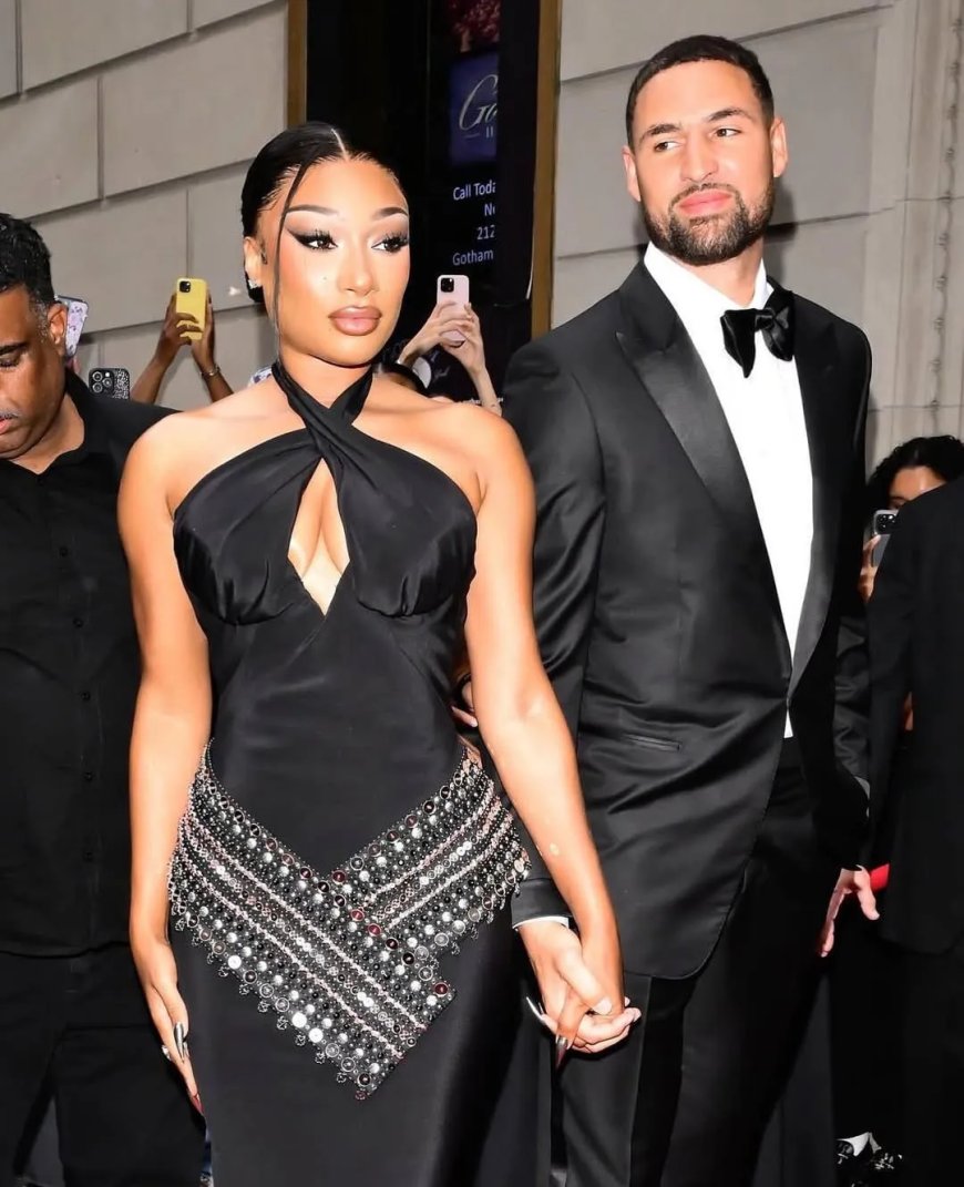 Klay Thompson onder druk, terwijl Megan Thee Stallion langs de lijn schittert