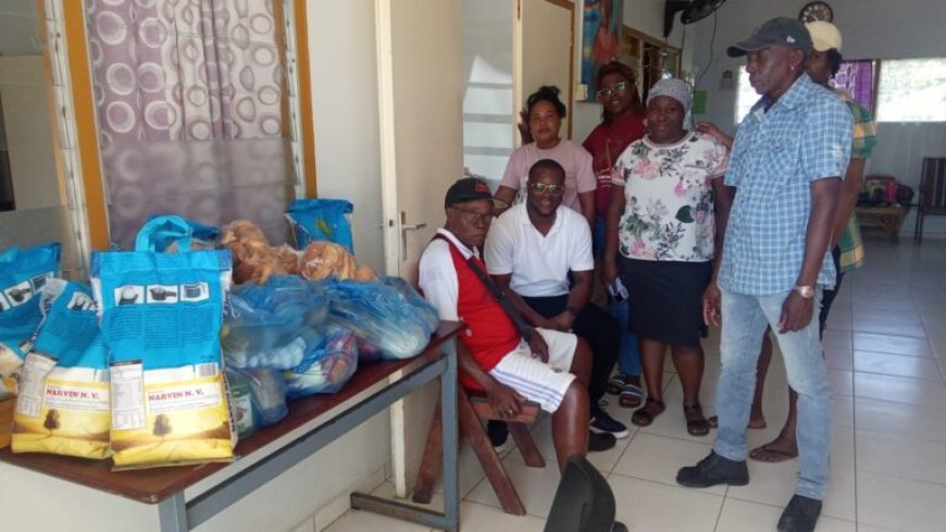 Parlementariër Leroy Doorson schenkt 100 pakketten aan inwoners van Coronie