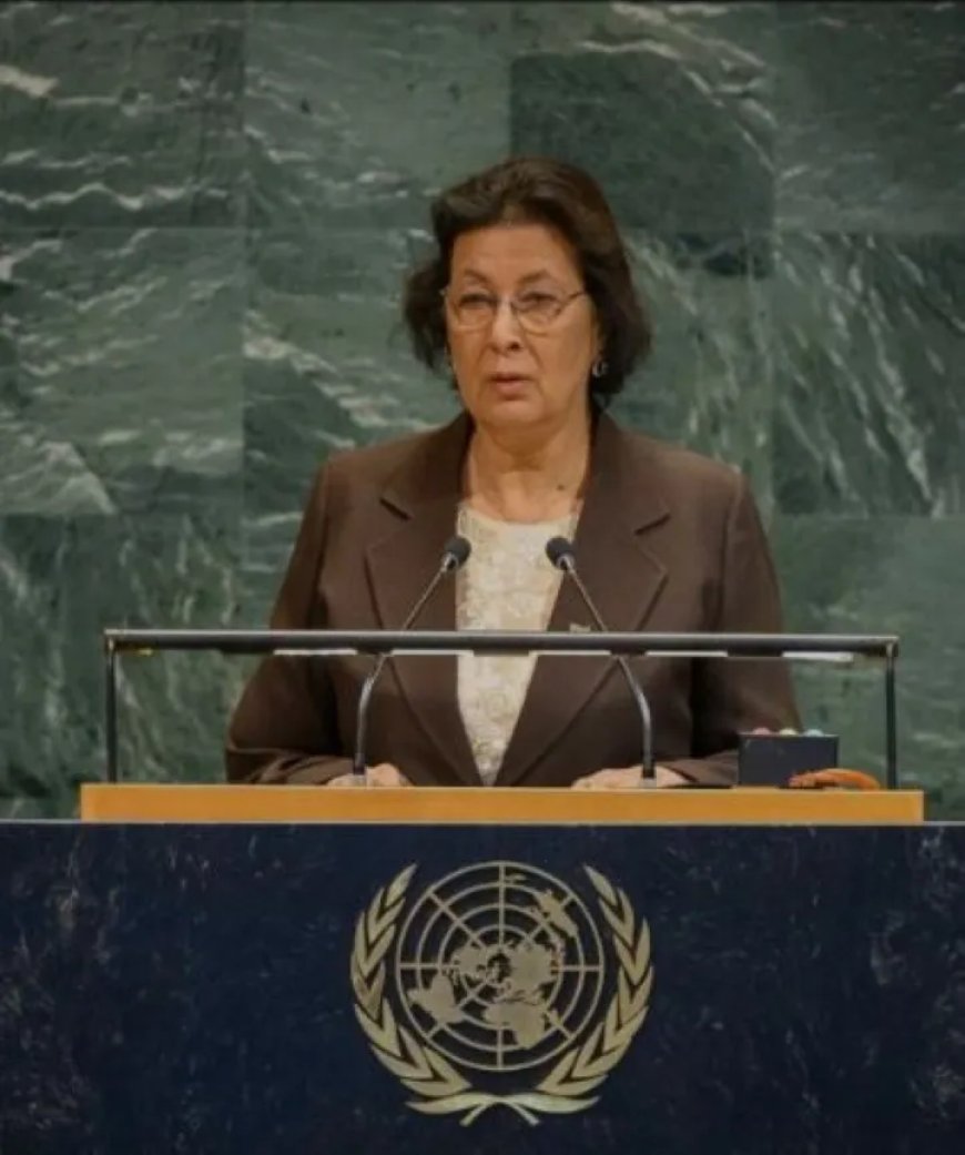 President Simons werkt druk buitenland schema af