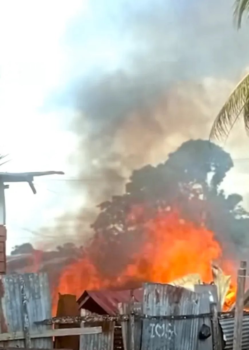 Vlammenzee verwoest woning aan Rufferweg