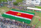 Jongeren vormen gigantische Surinaamse vlag op Onafhankelijkheidsplein