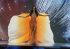 Miss Jamaica Gabrielle Henry valt van het podium tijdens Miss Universe in Thailand
