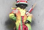 Manneken Pis in Surinaamse klederdracht