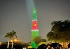 Monument Qutub Minar in New Delhi in kleuren Surinaamse vlag