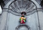 Manneken Pis draagt voor het eerst Surinaamse dracht tijdens Srefidensi-viering in Brussel
