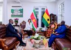 Ashanti-koning Osei Tutu II bij president Simons voor versterking banden tussen Ghana en Suri