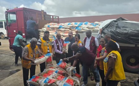 Lions Club Paramaribo Central doneert 10.000 kilo rijst aan NCCR voor slachtoffers orkaan Mel