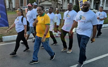 Duizenden doen mee in Srefidensi Trim- en Wandelloop: Eenheid en doorzettingsvermogen