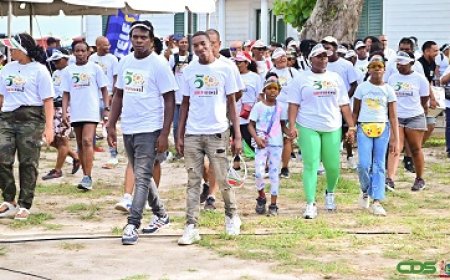 Commissie tevreden met massale participatie Srefidensi wandel- entrimloop