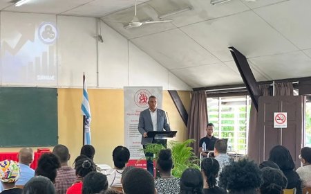 Minister Baasaron spreekt openingscollege Faculteit Maatschappijwetenschappen uit